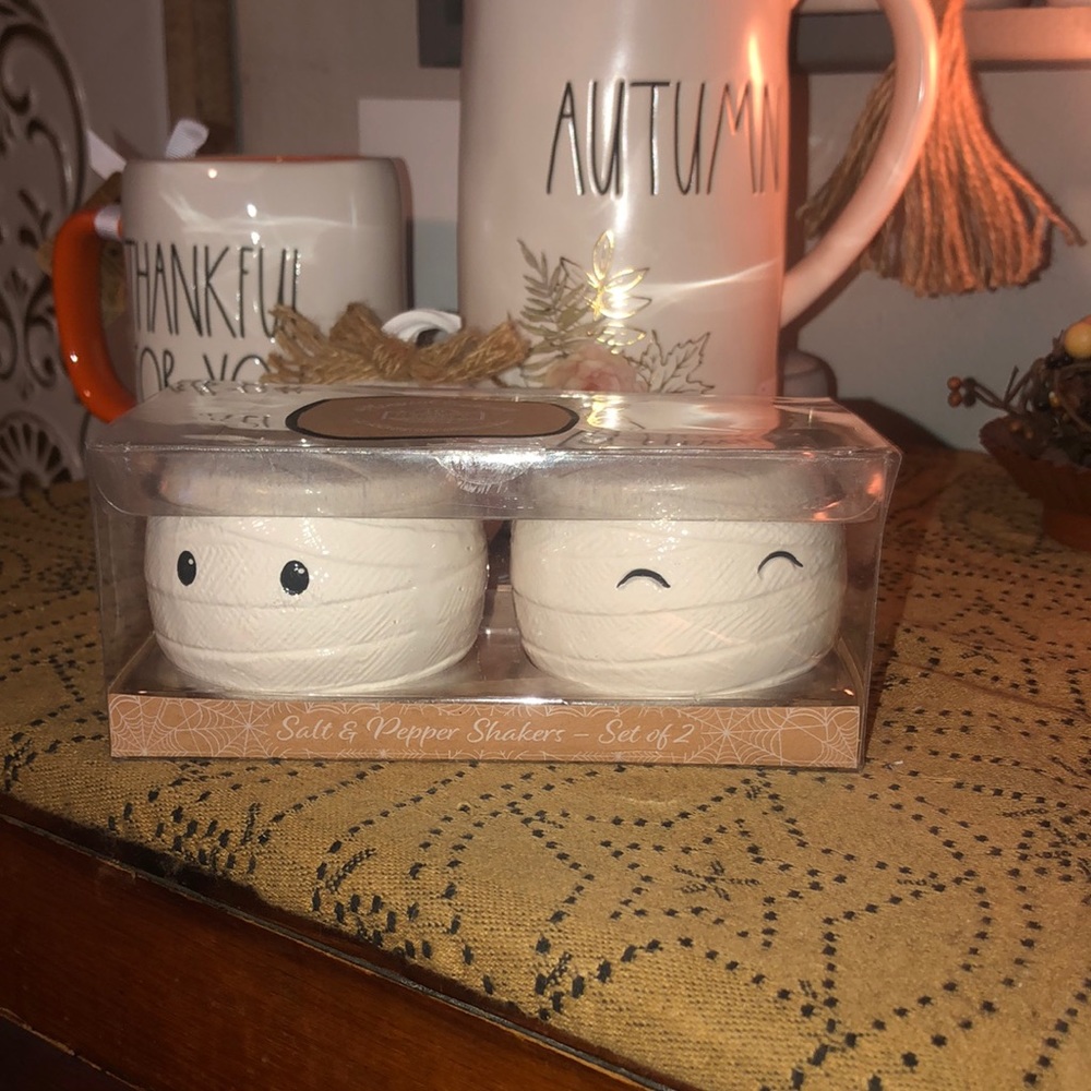 10 Strawberry Street Mummy Salt & Pepper Shakers Set of 2